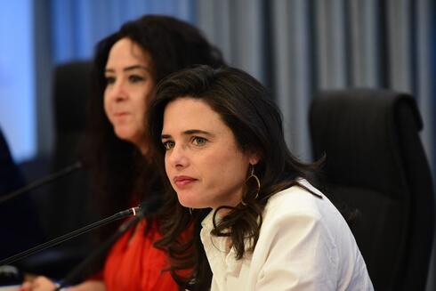 איילת שקד במסיבת העיתונאים, יונתן קלברמן