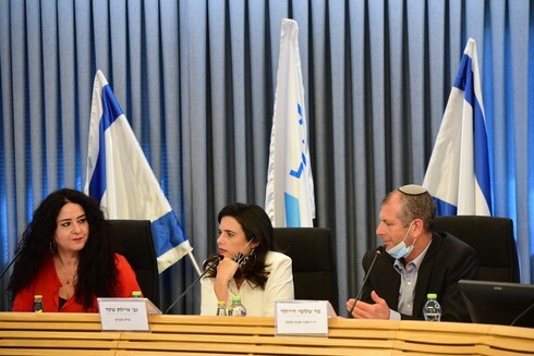 איילת שקד, לצד דלית זילבר, מנכ"לית מנהל התכנון ושלומי הייזלר, יו"ר מטה התכנון, יונתן קלברמן