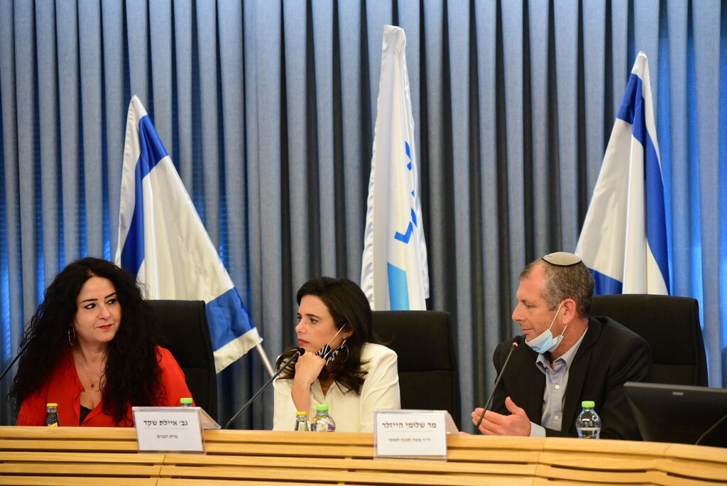 איילת שקד, לצד דלית זילבר, מנכ"לית מנהל התכנון ושלומי הייזלר, יו"ר מטה התכנון (יונתן קלברמן) איילת שקד הצגת חלופה תמ"א 38 תמונה 3
