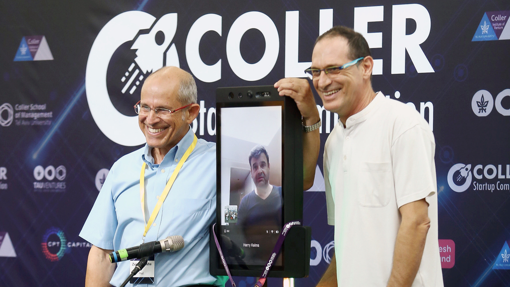 מימין: ד"ר אייל בנימין, ג'רמי קולר (באמצעות רובוט) ופרופ' משה צבירן (צילום: אוראל כהן) תחרות קולר מימין ד"ר אייל בנימין ג'רמי קולר באמצעות רובוט ופרופ' משה צבירן