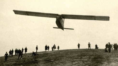 דאון גרמני ממריא ב-1923. הדאונים שוגרו בעיקר עם כבלים נגררים ומעוטי קפיץ; לא היו הרבה מטוסי גרירה זמינים , צילום: Wikimedia 