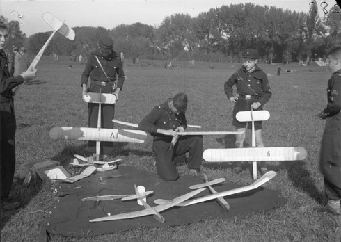 ילדים גרמנים בונים דאונים במסגרת חוג , צילום: Bundesarchiv Bild 