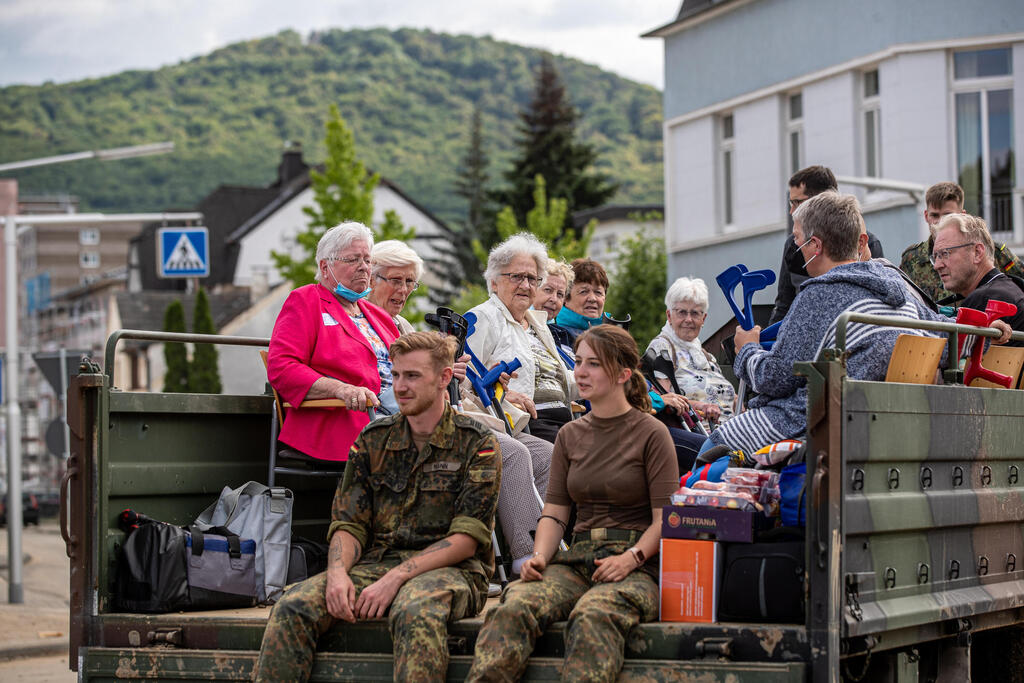 שטפונות חיילים מפנים קשישים שיטפונות ב גרמניה  ב גרמניה