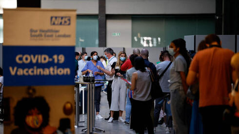 תור לחיסוני קורונה בלונדון, צילום: AFP