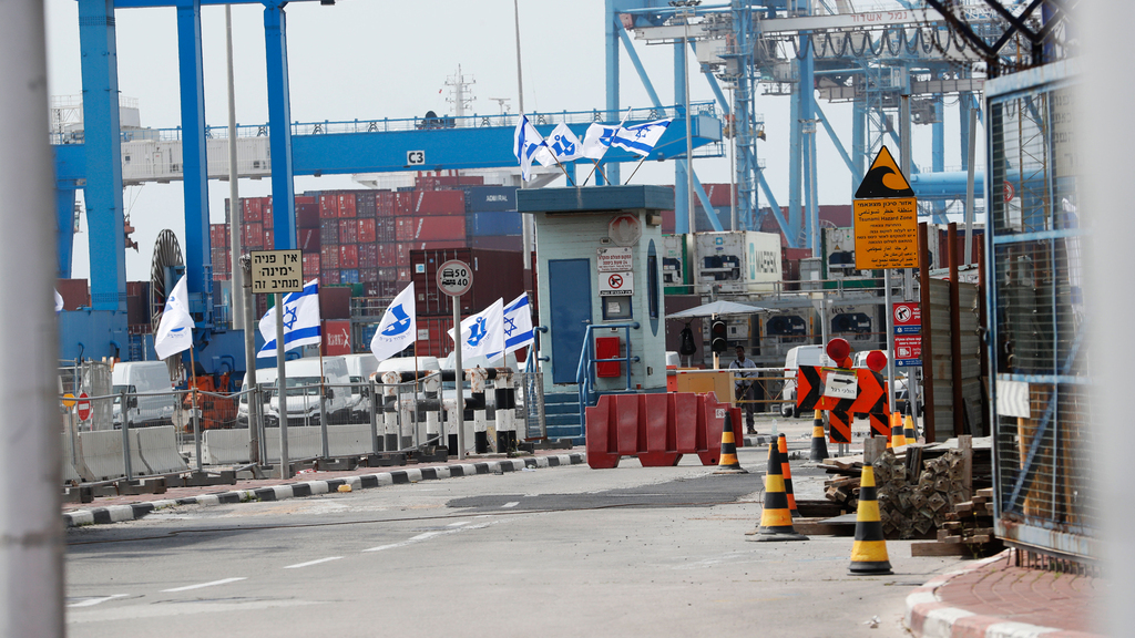 נמל אשדוד. העובדים הוותיקים מתלבטים אם לתחום על חבילות הפרישה הנדיבות (צילום: גדי קבלו) כניסה ל נמל אשדוד