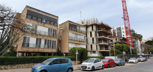 בניין שממתין לתמ"א 38 בגבעתיים, צילום: אוראל כהן