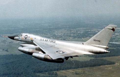 האסלר בטיסה נמוכה, צילום:USAF