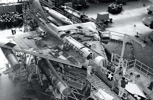 לא נועד לטיסה נמוכה. האסלר בהרכבה, צילום:USAF