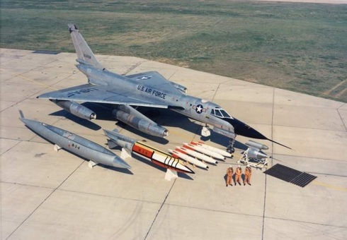 האסלר, צוותו וחימושו, צילום:USAF