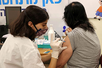 חיסון שלישי לקורונה ב ירושלים 1.8.21, APA