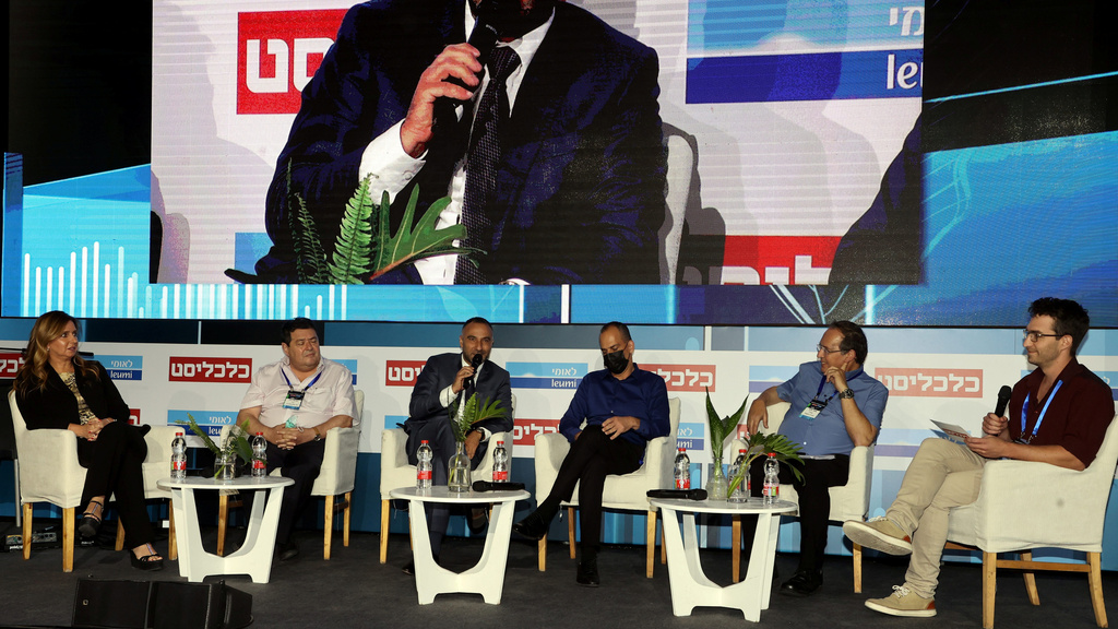 מימין: המנחה יובל שדה. עופר בלוך, אלי כהן, יוסי אבו, ישראל יניב ואורנה הוזמן בכור ו (צילום: יריב כץ) הועידה הכלכלית הלאומית 2021 יובל שדה יוסי אבו עופר בלוך אלי כהן אורנה הוזמן בכור ישראל יניב וידאו