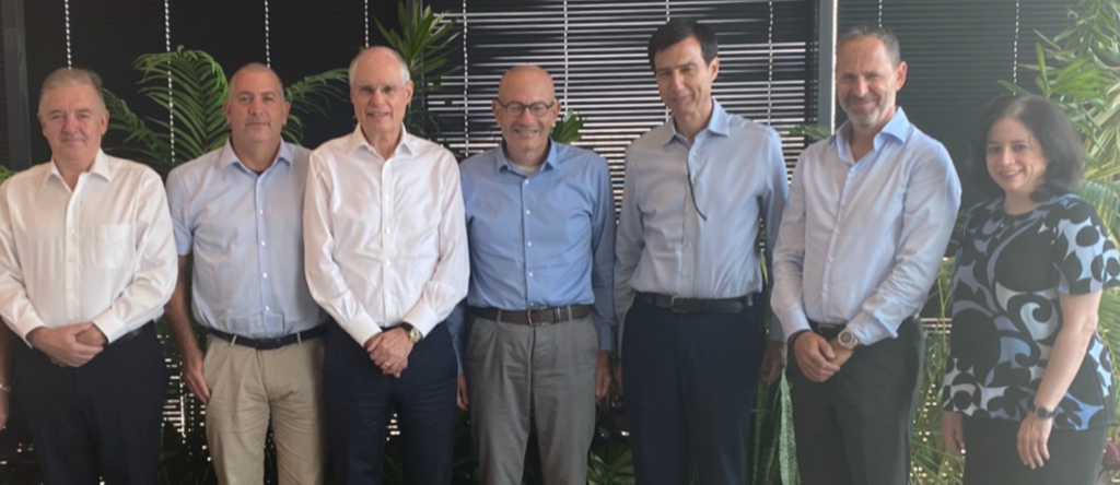 מעמד החתימה. מימין: בשמת בן צבי, ערן גריפל, חנן פרידמן, רני ליפשיץ, ארי קלמן, אבי אורטל ויונל כהן (צילום: יח"צ מנורה מבטחים) לאומי - מנורה. מימין לשמאל: בשמת בן צבי, ערן גריפל, חנן פרידמן, רני ליפשיץ, ארי קלמן, אבי אורטל ויונל כהן