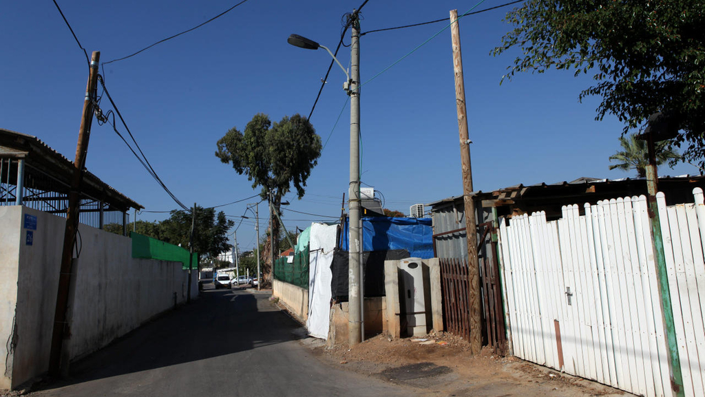 שכונת הארגזים בדרום תל אביב. “כשמדובר על שינוי אקלים יש תופעות ייחודיות לערים כמו איי חום אורבניים, שנוצרים מריבוי מבנים וזיהום כלי רכב” (צילום: עמית שעל) בית ב שכונת הארגזים תל אביב