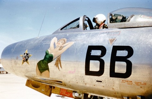 אוראגן צרפתי, עם איור-חרטום בסגנון שמאפיין את שנות החמישים, צילום: traditionsair