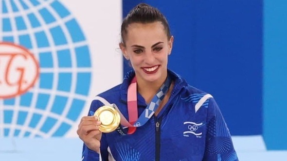 לינוי אשרם עם מדליית ה זהב בטוקיו קרב רב התעמלות אמנותית, צילום: אורן אהרוני