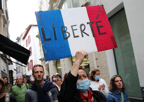 הפגנה צרפת נגד הגבלות על לא מחוסנים, באוגוסט, צילום: AP