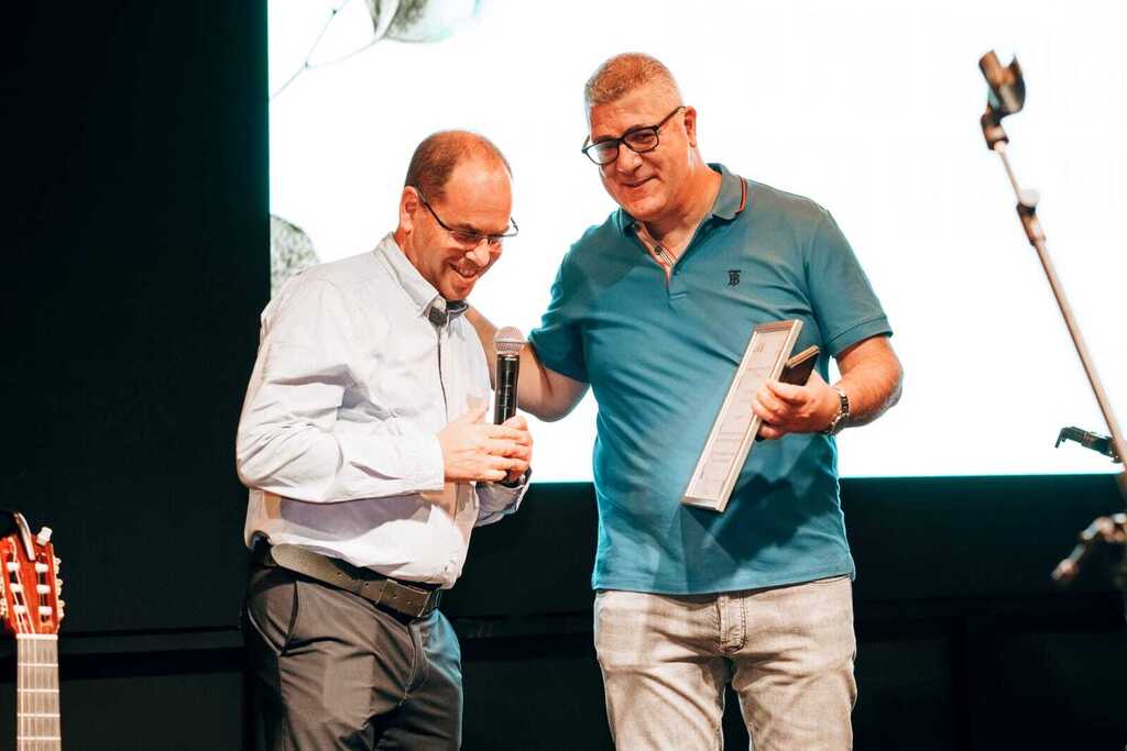 מנכ"ל נקסט אורבן, יוסי כהן, מקבל תעודת הוקרה מד"ר אוהד הוכמן, מנכ"ל המרכז הרפואי בני ציון (צילום: איליה צ'רקסקיי) מנכ"ל נקסט אורבן, יוסי כהן, מקבל תעודת הוקרה מד"ר אוהד הוכמן, מנכ"ל המרכז הרפואי בני ציון