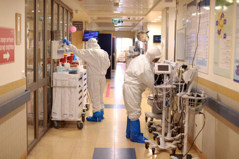 מחלקת קורונה בבית החולים שיבא, צילום: עמית שעל