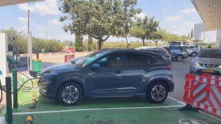 רכב חשמלי יונדאי קונה עמדת טעינה אפקון כביש שש, צילום: תומר הדר