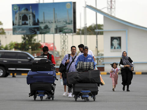 נמלטי מאפגניסטן , צילום: AP