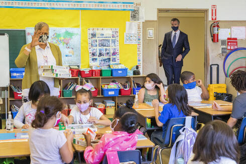 מושל קליפורניה גאווין ניוסם בשבוע שעבר בבי"ס באוקלנד, צילום: אי.פי