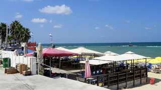 מסעדת לונג ביץ' חוף הסלע בת ים, צילום: עמית שעל