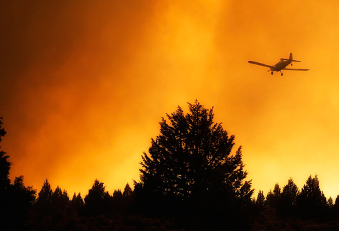 מטוס כיבוי איירטרקטור טס אל תוך שמים בוערים, צילום: Wikimedia