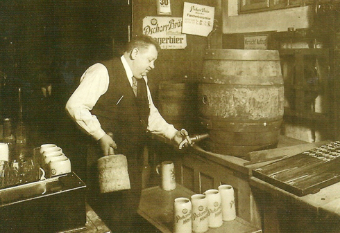 בתמונה: ציוד כיבוי, צילום: austriaforum CC BY 4.0