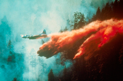 מפציץ B17 מטיל מעכבי בערה על שרפה, צילום: generalaviationnews