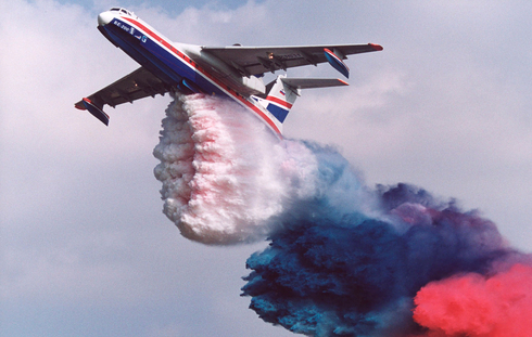 ה-BE200 הרוסי, מטיל מעכבי בערה בצבעי דגל הלאום, צילום: Beriev