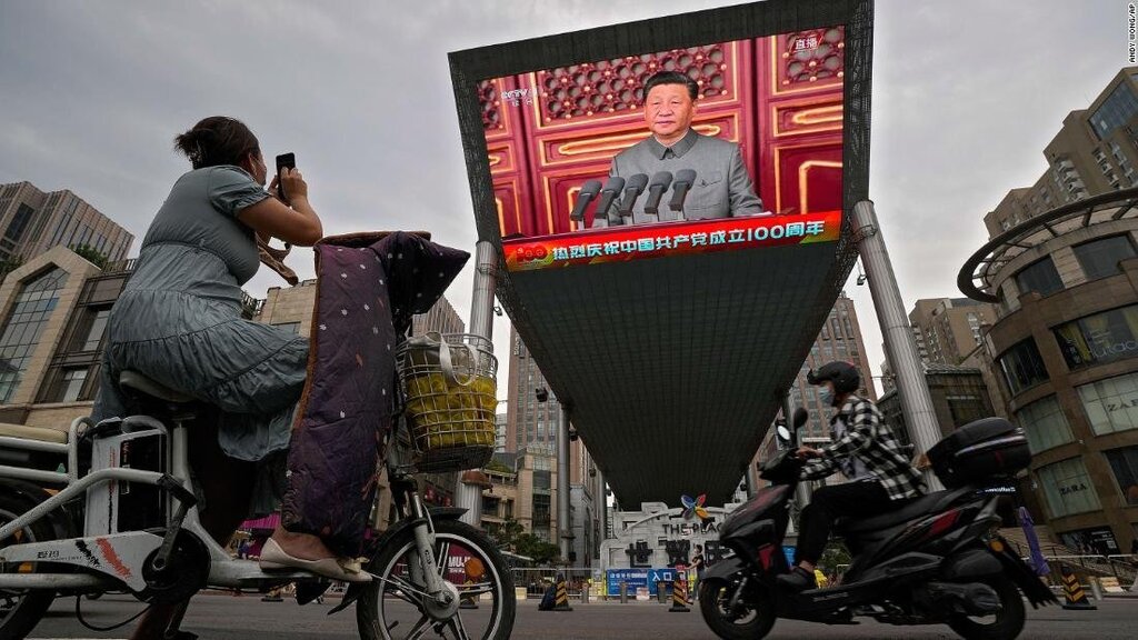נשיא סין שי ג'ינפינג נואם מסך ענק בייג'ינג