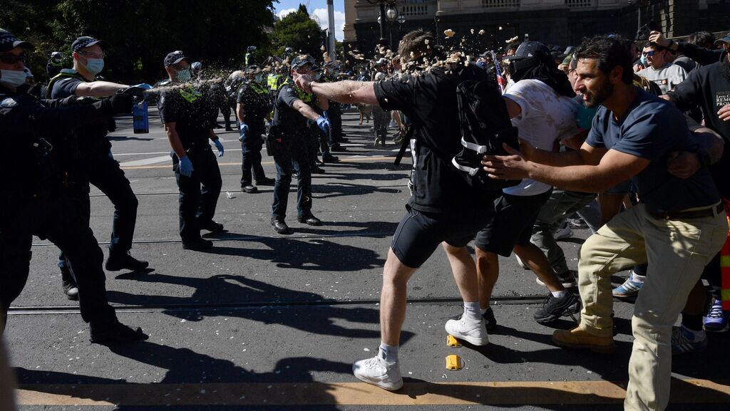 אוסטרליה: שיא במספר הנדבקים היומי, עימותים בין המשטרה למפגינים במלבורן