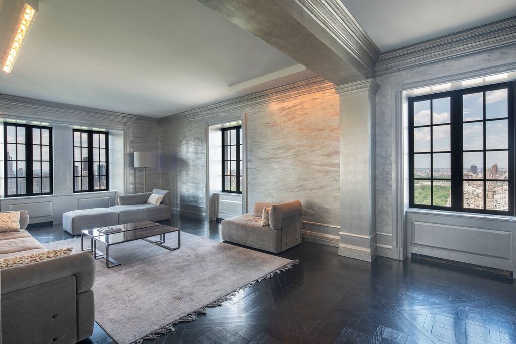 למכירה מלון פייר ניו יורק איב סן לורן