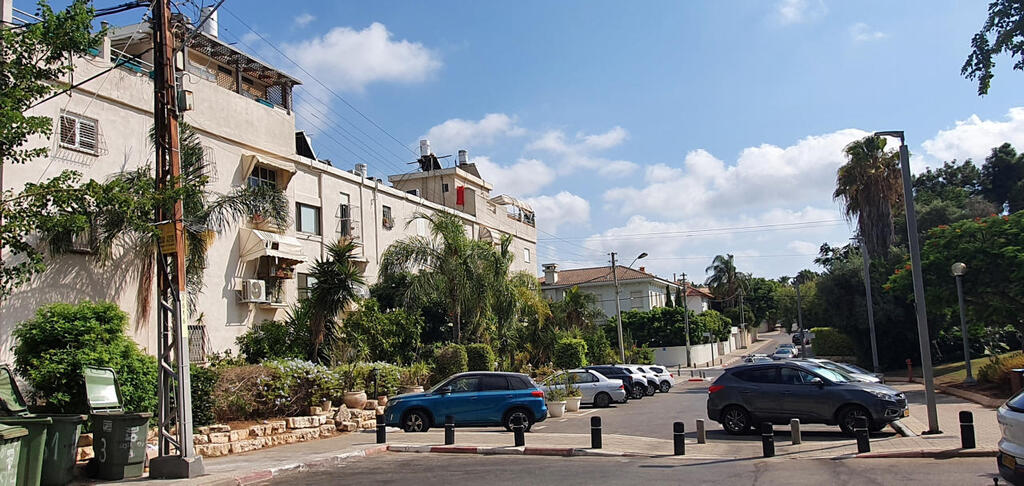 בנייני הרכבת ברחוב ברקאי בשכונת אפקה. המתנגדים טוענים שהתוכנית מתאימה לאופי הבנייה של רמת אביב ג’
(צילום: אוראל כהן) בניין בנייני הרכבת ב רחוב ברקאי ב שכונת אפקה