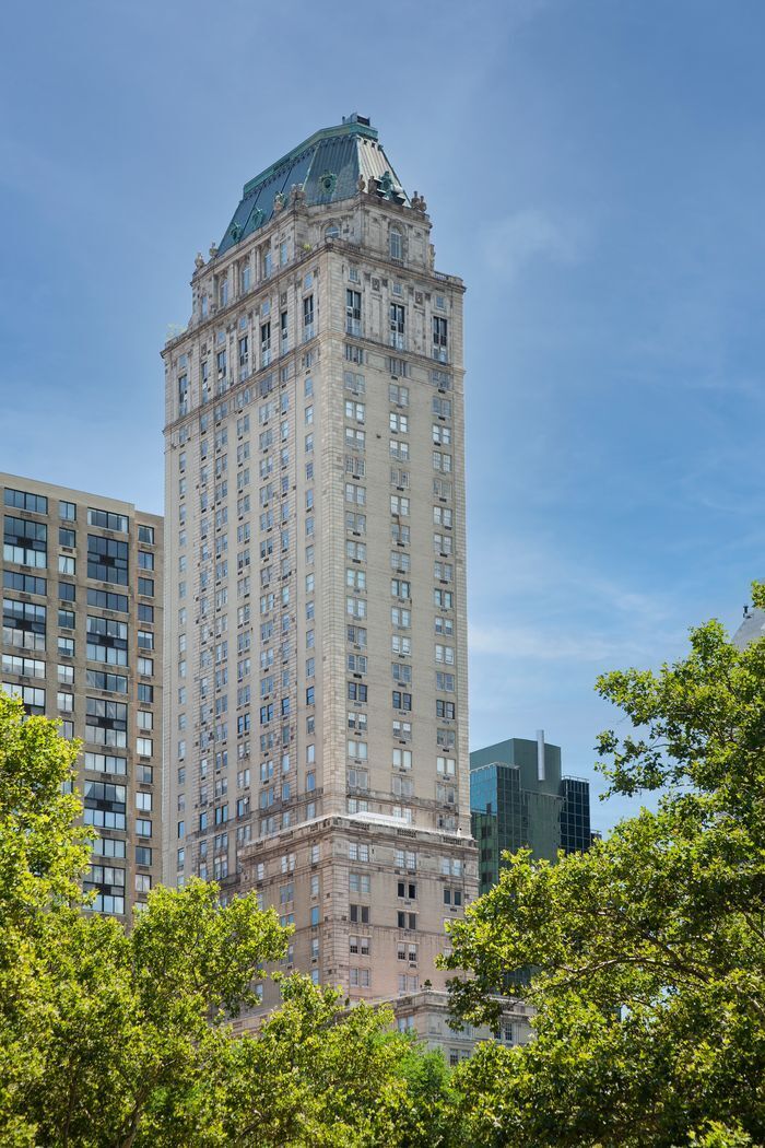 למכירה מלון פייר ניו יורק איב סן לורן