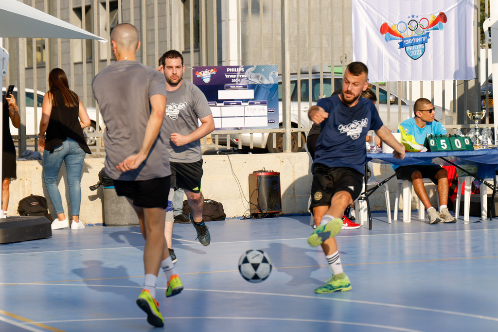 משחק קטרגל בין עובדים במסגרת פעילות ״יורואולימפי 2021״