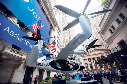 מכונית מעופפת דגם של ג