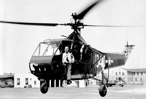 איגור סיקורסקי במסוק ה-R4, צילום: Wikimedia