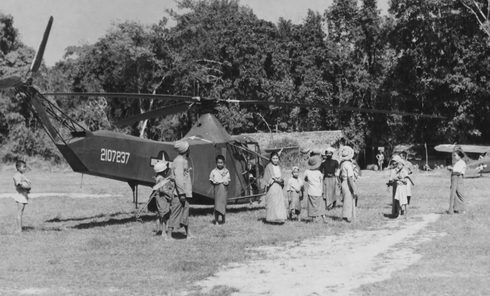 <div style="direction: ltr;"></div>המסוק במנחת בבורמה, צילום: NARA