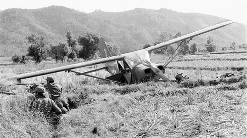 מטוס L5 שנחת נחיתת אונס, לצידו אנשיו, צילום: USAF