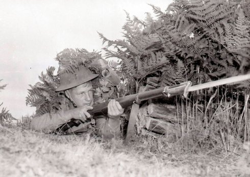 למשחק בנשק יש מחיר כבד. חייל עם רובה גאראנד, צילום: NARA