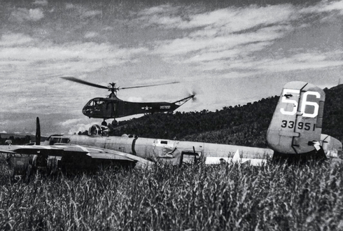 מסוק R4 נוחת לצד מפציץ B25 שהתרסק, כדי להוציא ממנו ציוד, צילום: NARA