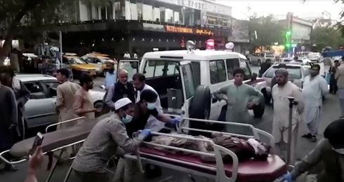 פצועים מחוץ לבית חולים בקאבול , צילום: רויטרס