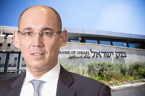 אמיר ירון על רקע בנק ישראל, צילומים: אלכס קולומויסקי, רויטרס
