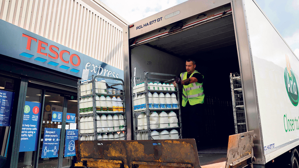 מדלק ועד מילקשייק: מחסור עולמי בנהגי משאיות פוגע באספקה