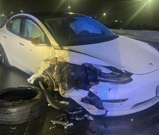 רכב של טסלה לאחר תאונה עם ניידת משטרה, צילום: Florida Highway Patrol