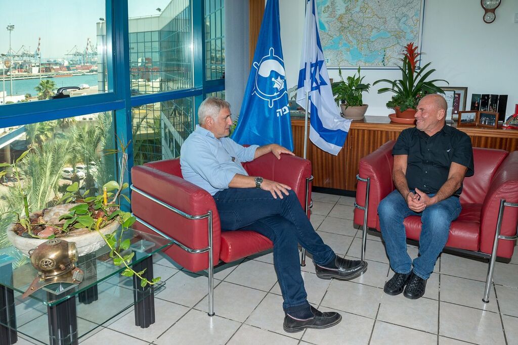 מימין: מנדי זלצמן מנכ״ל נמל חיפה, אשל ארמוני יו״ר דירקטוריון נמל חיפה (ורהפטיג ונציאן) מימין מנדי זלצמן מנכ״ל נמל חיפה אשל ארמוני יו״ר דירקטוריון נמל חיפה