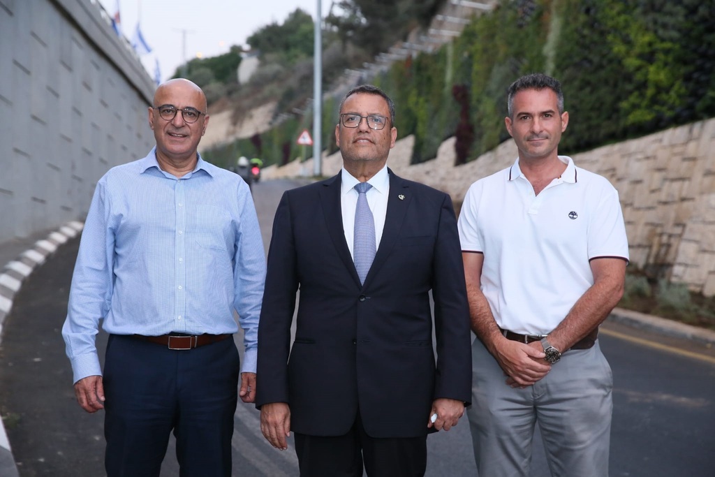 גלעד בר-אדון מנכ"ל מוריה, משה ליאון ראש העיר ירושלים, ואיציק לארי מנכ"ל העירייה בטקס (ארנון בוסאני באדיבות חברת מוריה) מימין גלעד בר-אדון מנכ"ל מוריה משה ליאון ראש העיר ירושלים איציק לארי מנכ"ל העירייה בטקס חניכת מחלף הכניסה לירושלים גינות סחרוב