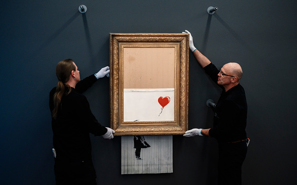 בנקסי היצירה ילדה עם בלון שנגרסה ושמה שונה ל אהבה בפח הזבל מוצעת שוב למכירה