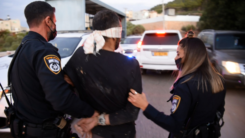 קאסם עארדה בדרכו לניידת, צילום: דוברות משטרת ישראל